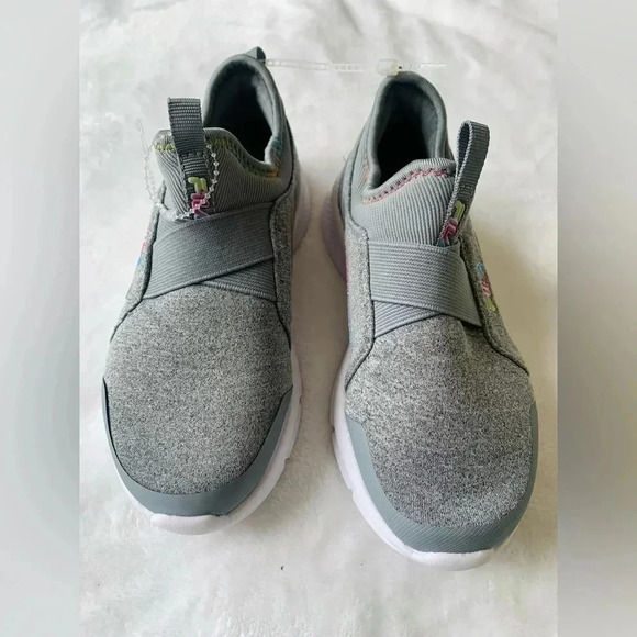NEW FILA SHOWS  GIRLS SIZE 12 - Picture 1 of 5